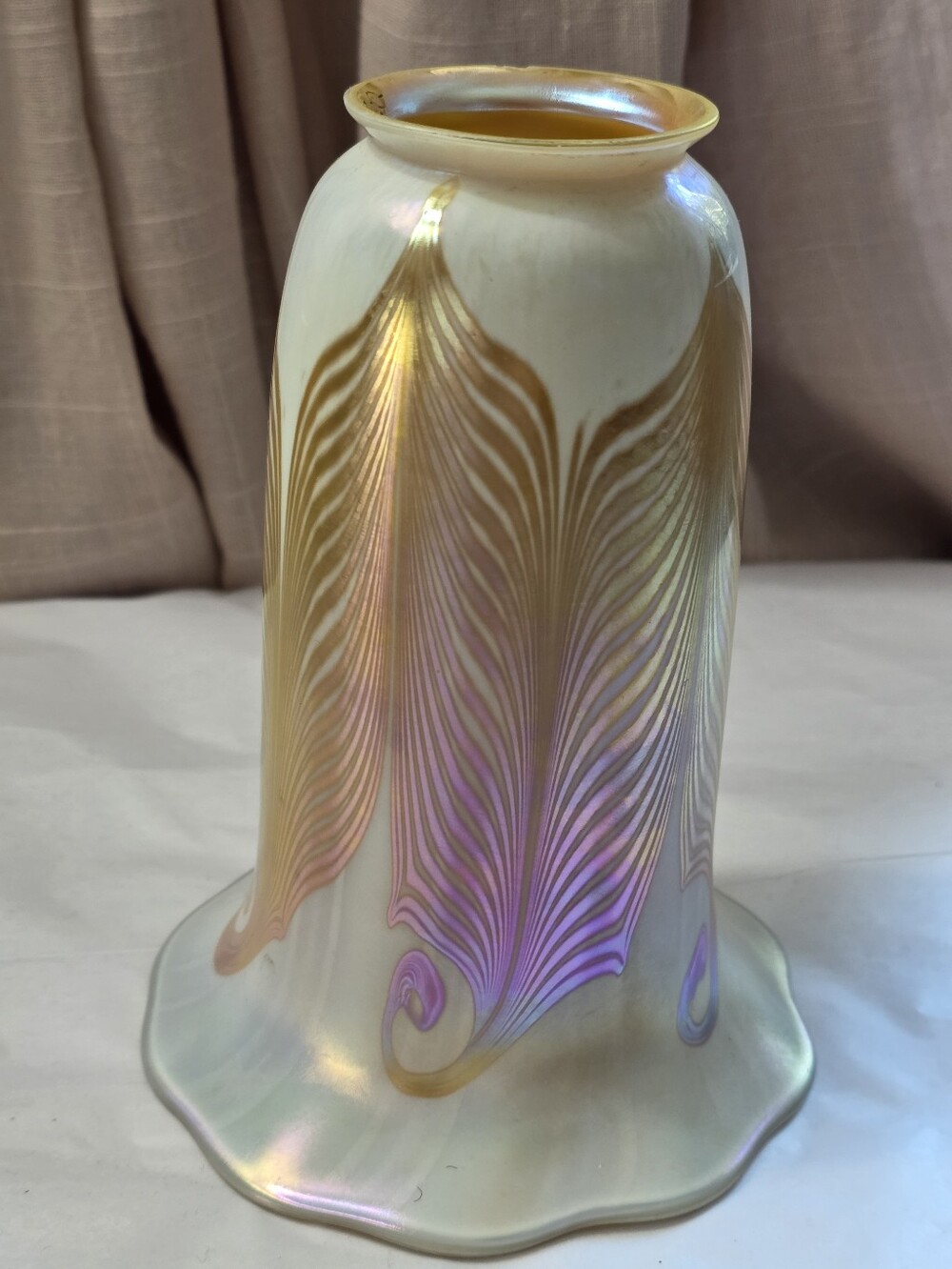 Quezal Antique Iridescent Pulled Feather Motif Art Glass Glass Lamp Shade